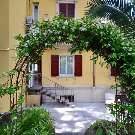 Apartment Le Sorelle - Elegant Beachfront *