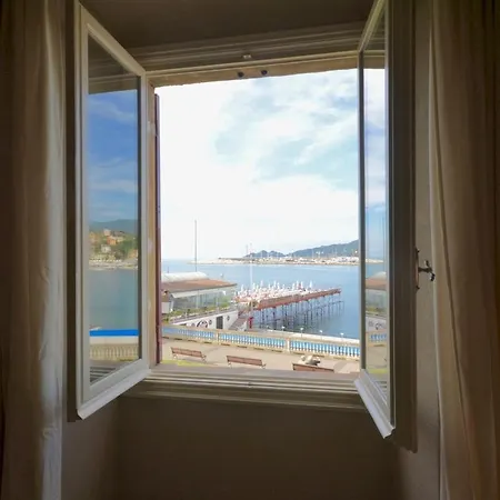 Апартаменти Le Sorelle - Elegante Appartamento Fronte Mare - 6 Posti Letto - Con Posto Auto Privato Рапалло